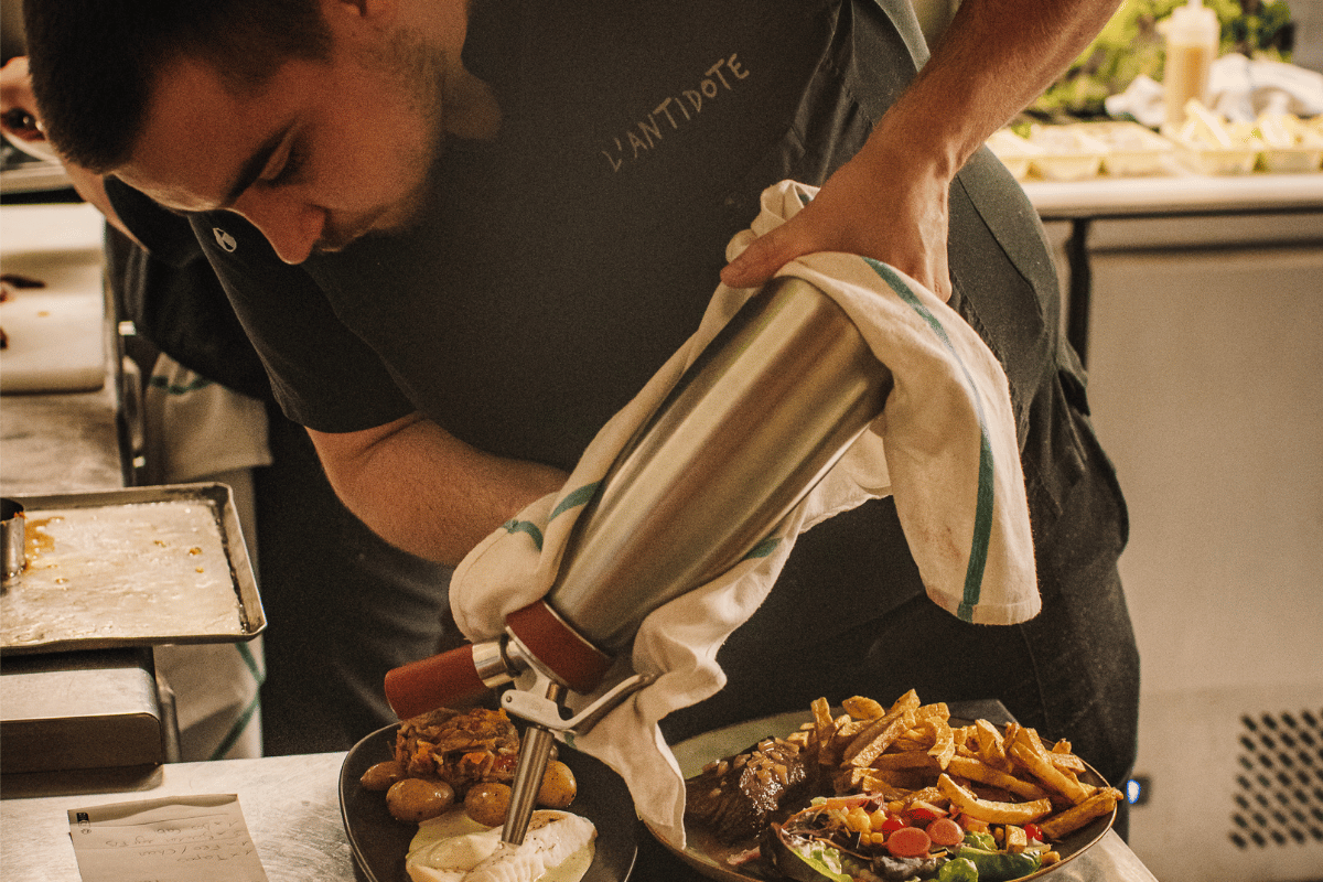 restaurant-cherbourg-l-antidote-equipe-produits-frais-romain-bourdet©mathildemochon